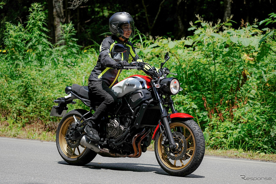 指出さんはリラックスしたフォームでXSR700を走らせる。ハンドルを変更し、疲労感の軽減し、さらなる扱いやすさを手に入れたいという《写真撮影 柳田由人》
