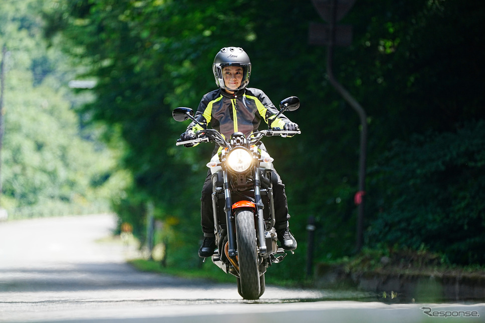 カスタム前のヤマハXSR700と指出瑞貴さん《写真撮影 柳田由人》