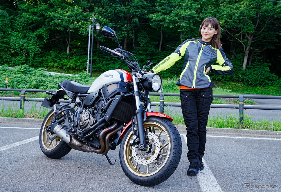 カスタム前のヤマハXSR700と指出瑞貴さん《写真撮影 柳田由人》