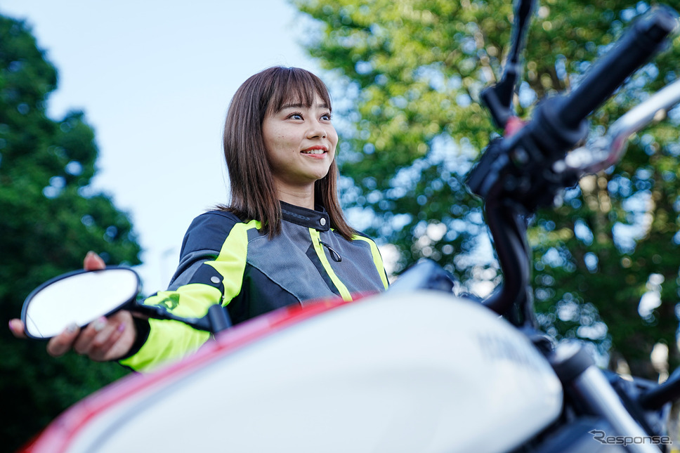 カスタム前のヤマハXSR700と指出瑞貴さん《写真撮影 柳田由人》