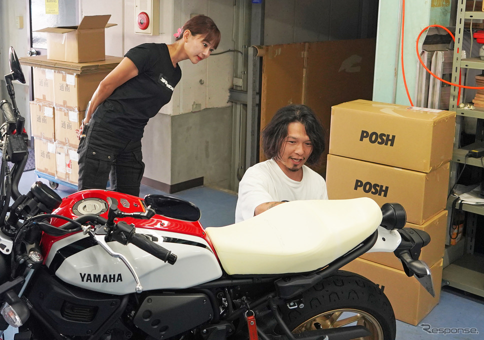 二輪、四輪を問わずシートの加工を得意とするラズルダズル(https://razzledazzle.jimdofree.com/)代表の大塚さん(右)とシート形状を確認《写真撮影 小川勤》