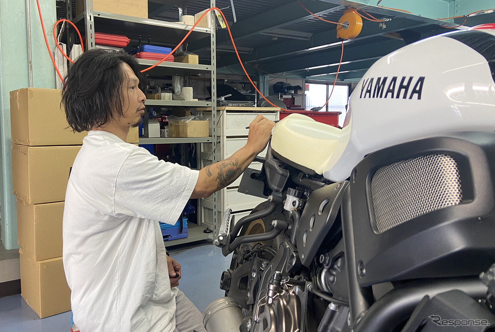 二輪、四輪を問わずシートの加工を得意とするラズルダズル(https://razzledazzle.jimdofree.com/)代表の大塚さん《写真撮影 小川勤》