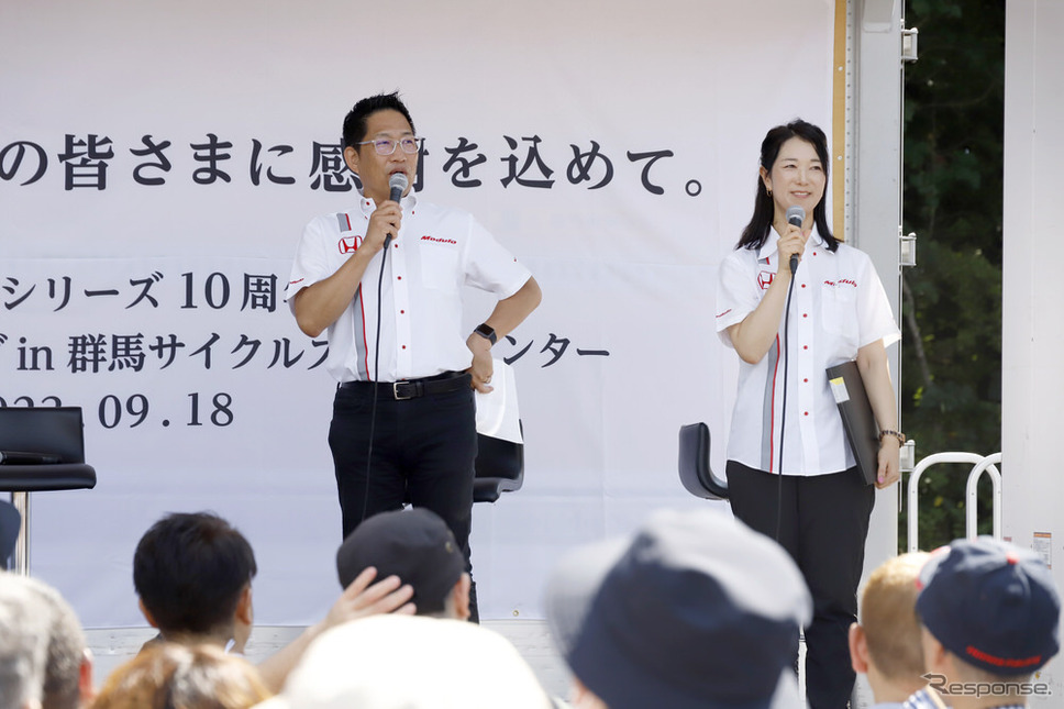フリーアナウンサーのピエール北川氏（左）とカーライフ・ジャーナリストのまるも亜希子氏（右）《写真撮影 小林岳夫》