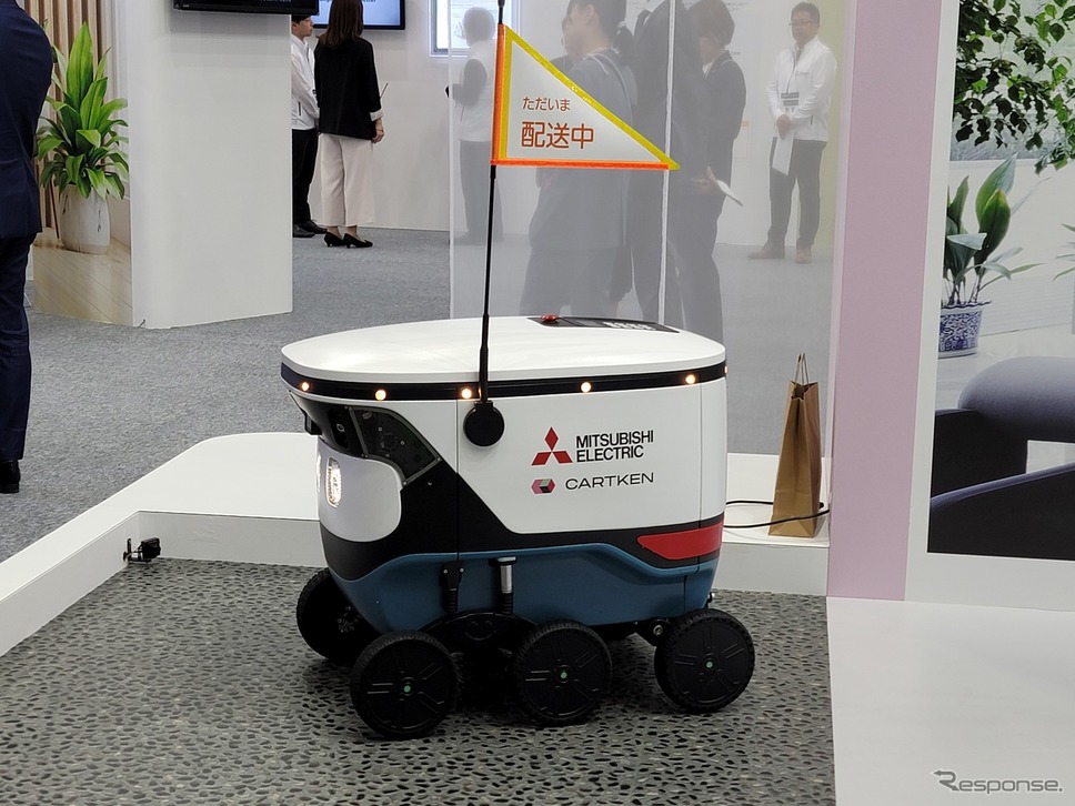 三菱電機が導入を進めるCartkenの自動配送ロボット《写真撮影 根岸智幸》