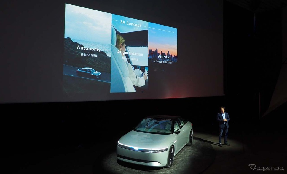 AFEELAのコンセプトである3つのテーマ「Autonomy(進化する自律性)」、「Augmentation(身体・時空間の拡張)」、「Affinity(人との協調、社会との共生)」からなる3つの“A”について説明された《写真撮影 会田肇》