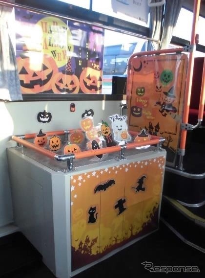 車内のハロウィン装飾《写真提供 近江鉄道》