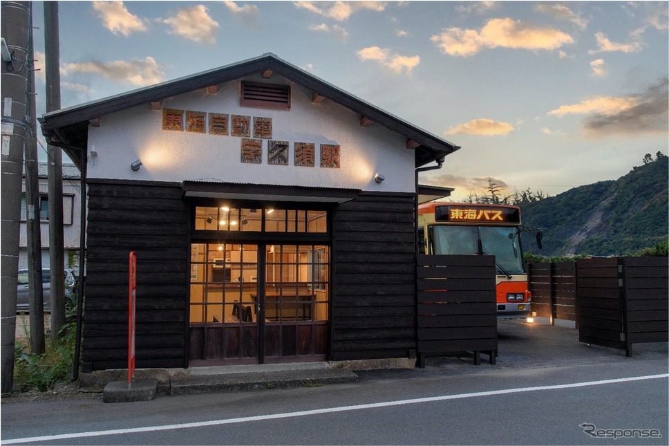 築73年の案内所と路線バスをリノベーションした「ばすてい」《写真提供 東海自動車》