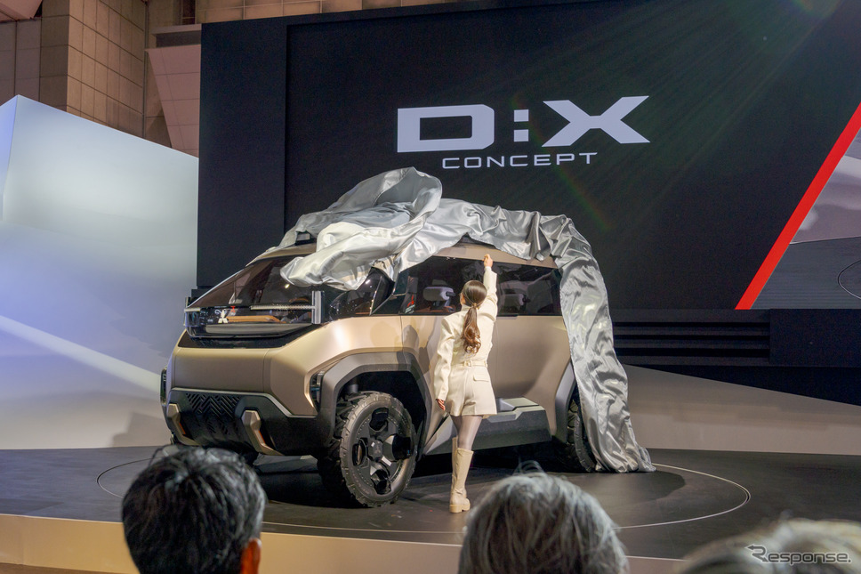未来の『デリカ』をイメージした電動クロスオーバーMPV『Mitsubishi D:X Concept』が世界初披露となりアンベールされた。《写真撮影 関口敬文》