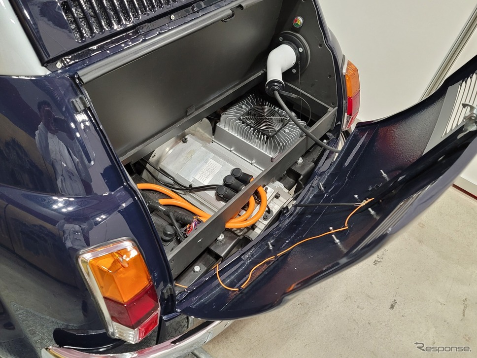 EV化されたFIAT 500のアート車両「GIOIA ev」（ジオイア イーブイ）のバッテリーとモーター。《写真撮影 根岸智幸》