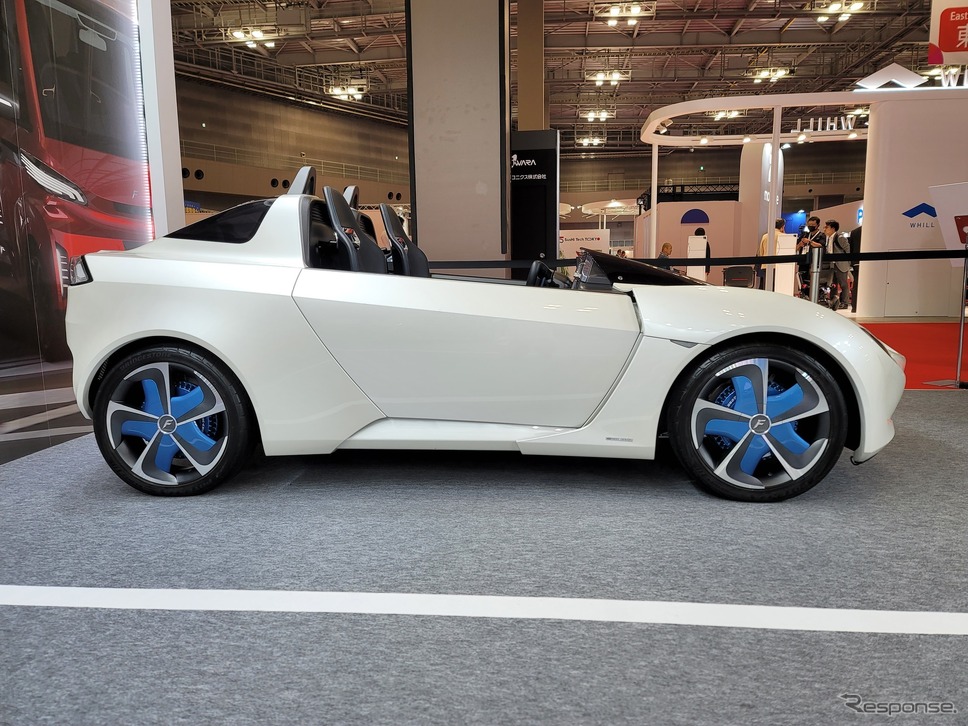 FOMMが2018年のジュネーブもモーターショーで発表したオープンスポーツカーEV『AWDスポーツコンセプト』。《撮影：根岸智幸》