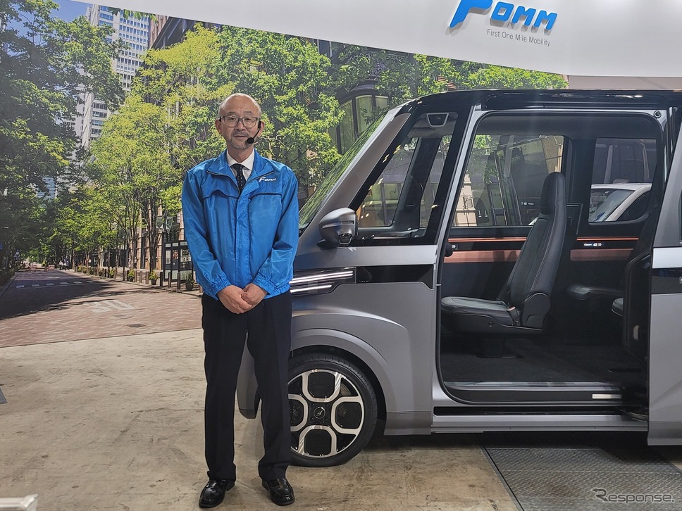 FOMMの新型 軽EV『FOMM TWO』と創業社長の鶴巻日出夫氏《撮影：根岸智幸》
