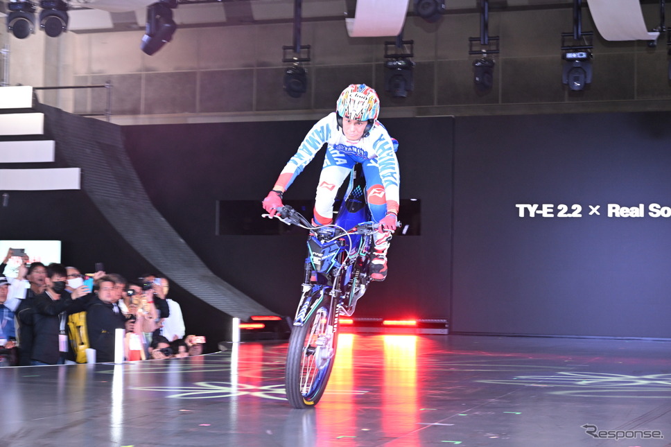 電動トライアルバイク TY-Eでのデモンストレーション（ジャパンモビリティショー2023）《写真撮影 安藤貴史》