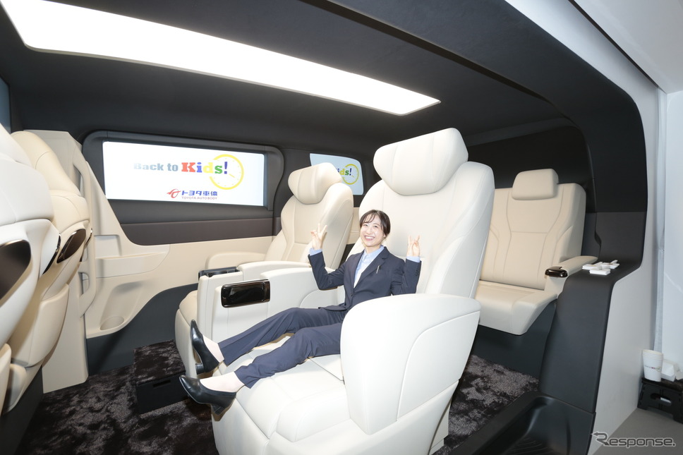 トヨタ車体ブースでは子どもの目線でミニバンの室内を体感できる(ジャパンモビリティショー2023)《写真撮影 豊崎淳》