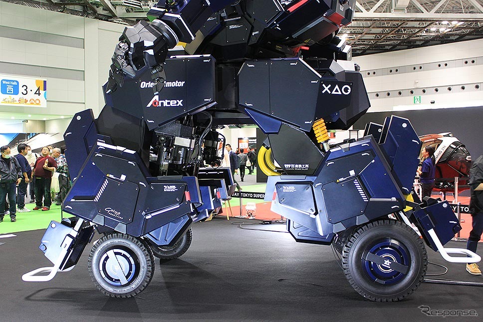 ツバメインダストリ搭乗型ロボット「アーカックス」(ジャパンモビリティショー2023)《写真撮影 編集部》