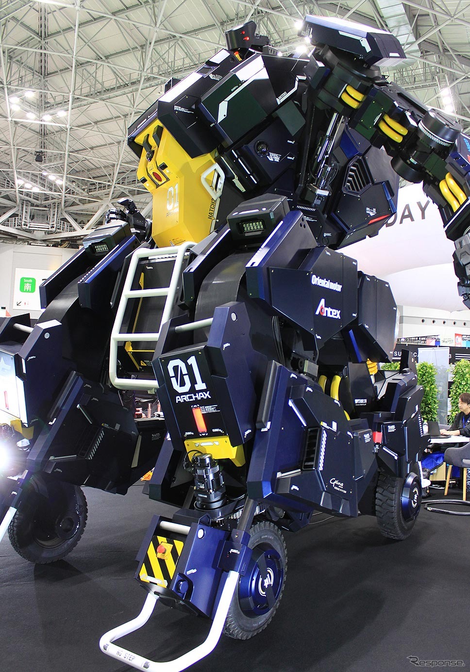 ツバメインダストリ搭乗型ロボット「アーカックス」(ジャパンモビリティショー2023)《写真撮影 編集部》