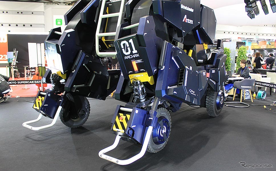 ツバメインダストリ搭乗型ロボット「アーカックス」(ジャパンモビリティショー2023)《写真撮影 編集部》