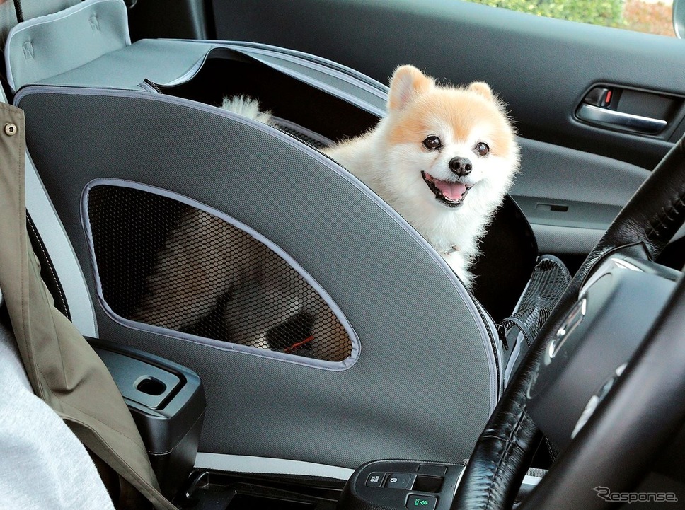 Honda純正愛犬用アクセサリー「Honda Dog」シリーズ：ペットシートプラスわん２　※写真は駐車中の使用イメージ《写真提供 ホンダアクセス》