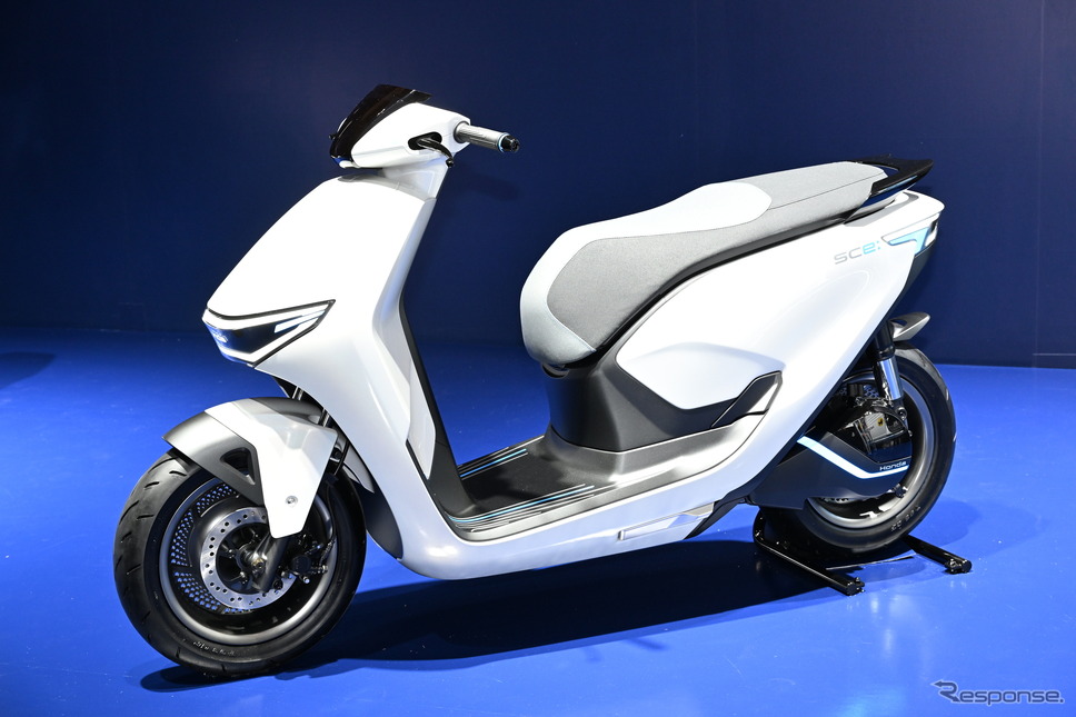 電動原付2種スクーターのホンダ SC e:コンセプト(ジャパンモビリティショー2023)《写真撮影 安藤貴史》