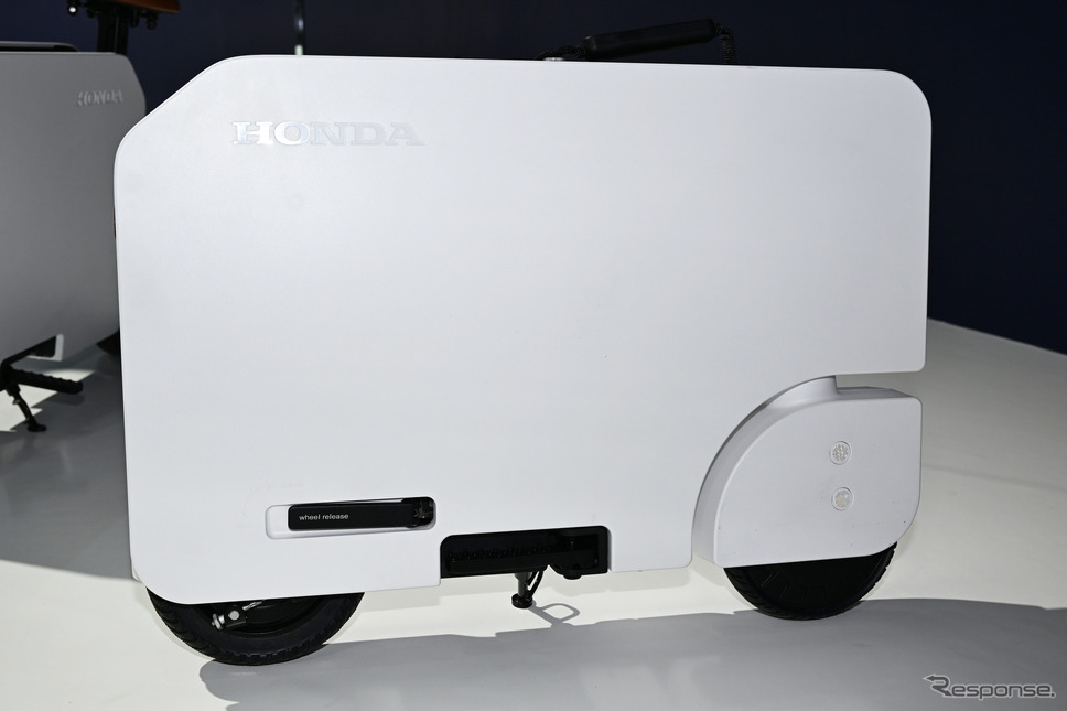 折りたたみ式の電動バイク、ホンダ「モトコンパクト」(ジャパンモビリティショー2023)《写真撮影 安藤貴史》