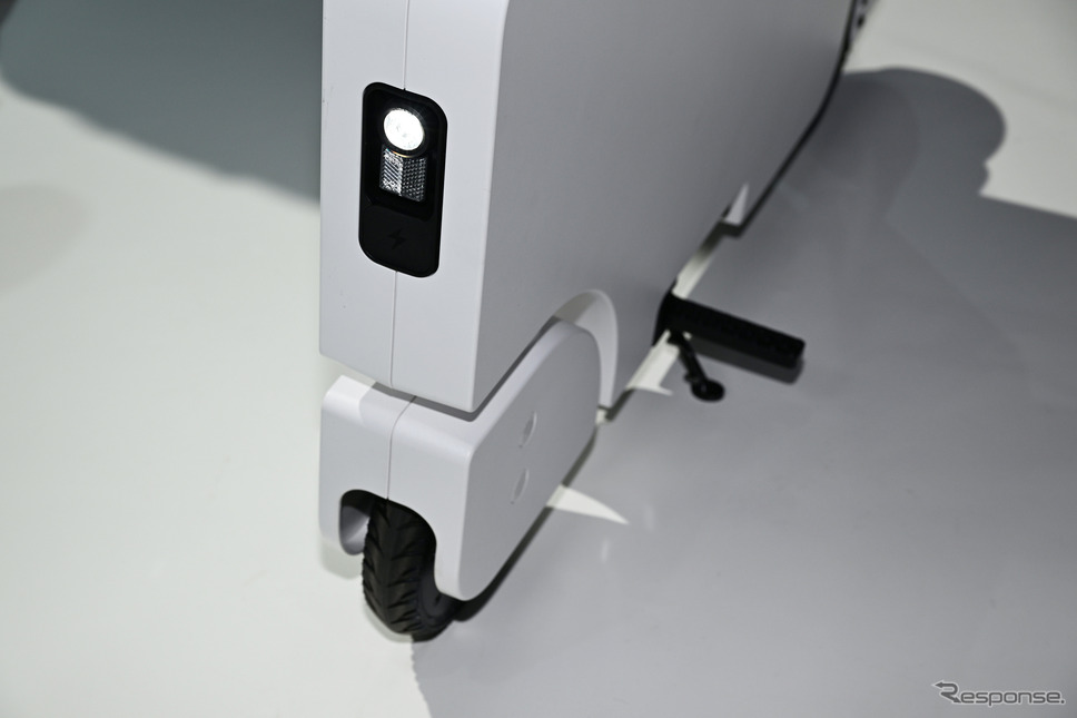 折りたたみ式の電動バイク、ホンダ「モトコンパクト」(ジャパンモビリティショー2023)《写真撮影 安藤貴史》