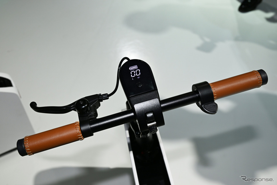 折りたたみ式の電動バイク、ホンダ「モトコンパクト」(ジャパンモビリティショー2023)《写真撮影 安藤貴史》