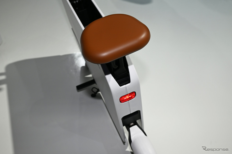 折りたたみ式の電動バイク、ホンダ「モトコンパクト」(ジャパンモビリティショー2023)《写真撮影 安藤貴史》