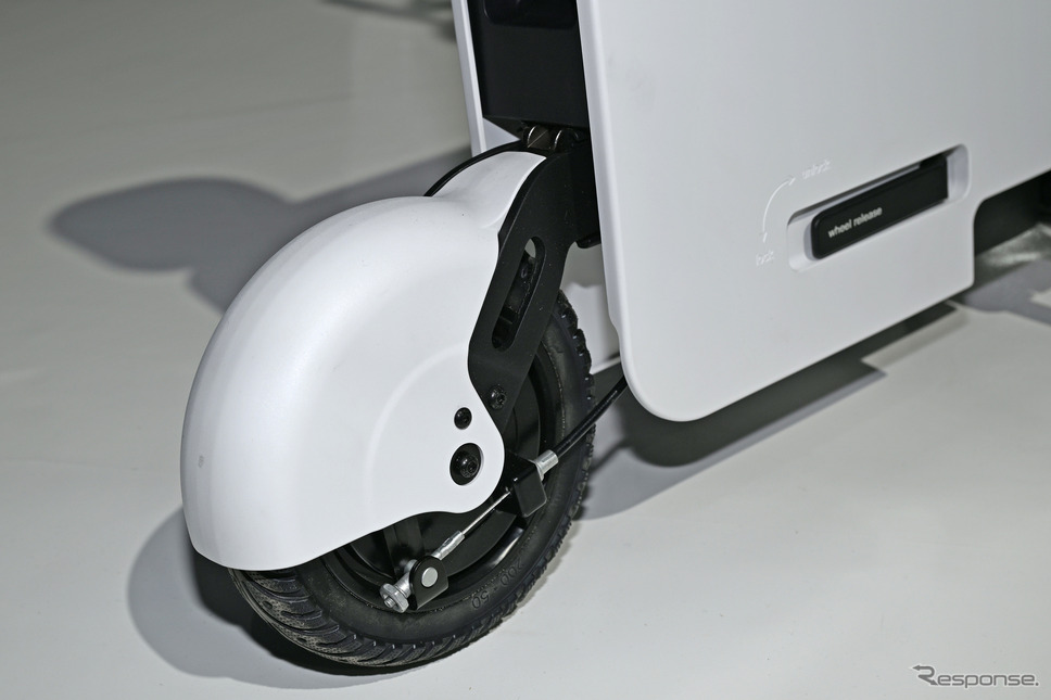 折りたたみ式の電動バイク、ホンダ「モトコンパクト」(ジャパンモビリティショー2023)《写真撮影 安藤貴史》