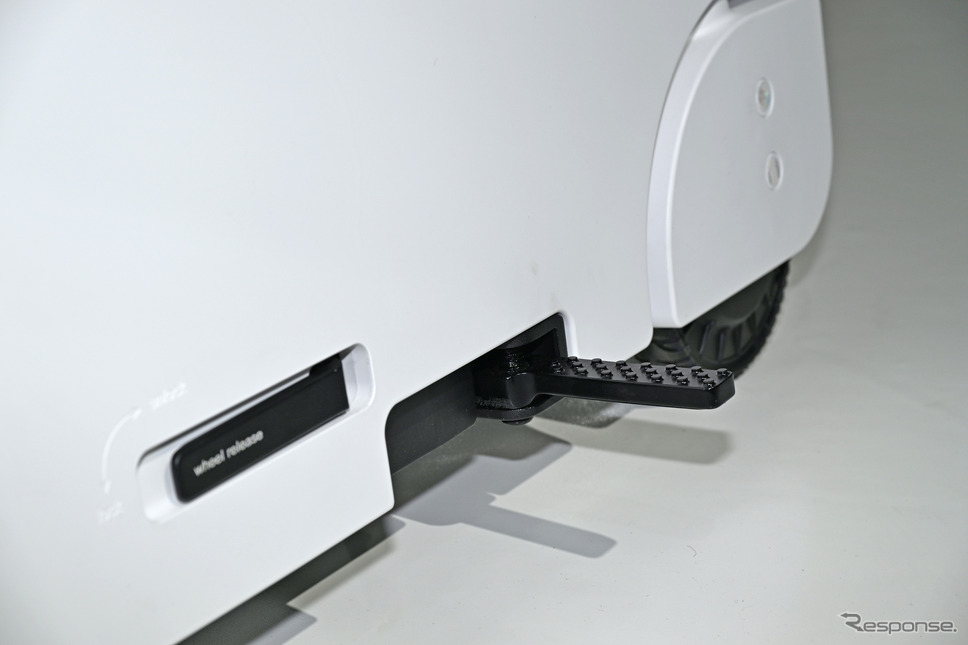 折りたたみ式の電動バイク、ホンダ「モトコンパクト」(ジャパンモビリティショー2023)《写真撮影 安藤貴史》