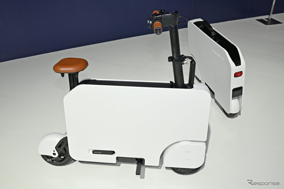 折りたたみ式の電動バイク、ホンダ「モトコンパクト」(ジャパンモビリティショー2023)《写真撮影 安藤貴史》
