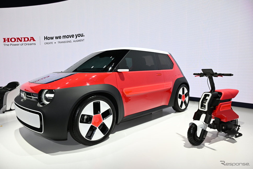 サステナC コンセプト(左)とセットで披露された折りたたみ式電動バイクのポケット コンセプト(右)(ジャパンモビリティショー2023)《写真撮影 安藤貴史》