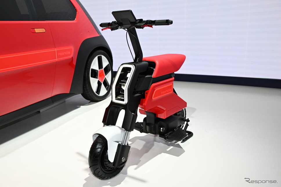 折りたたみ式電動バイクのポケット コンセプト(ジャパンモビリティショー2023)《写真撮影 安藤貴史》
