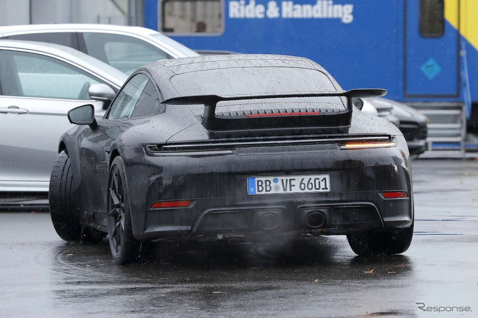 ポルシェ 911 GTS 改良新型プロトタイプ（スクープ写真）《APOLLO NEWS SERVICE》