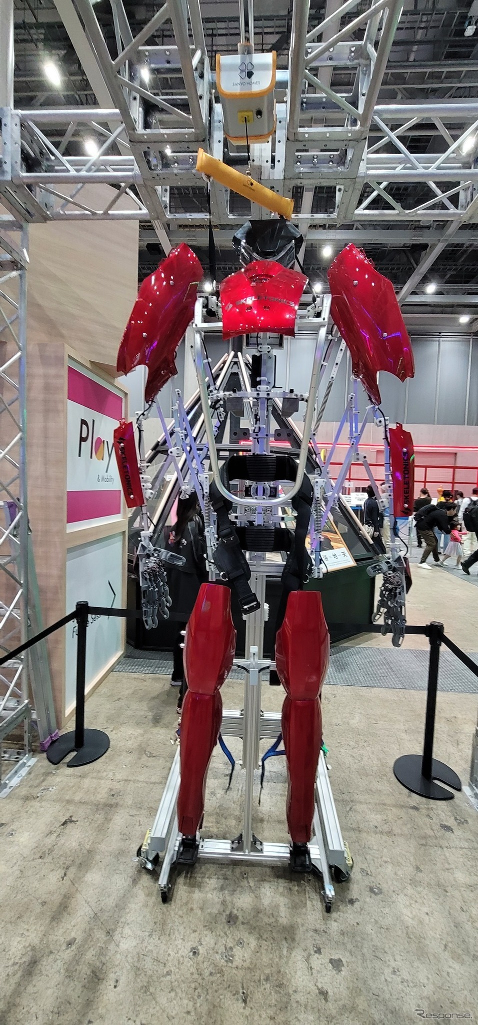 全高約3mのエンタメ外骨格ロボット『SKELETONICS』（スケルトニクス）。《写真撮影 根岸智幸》