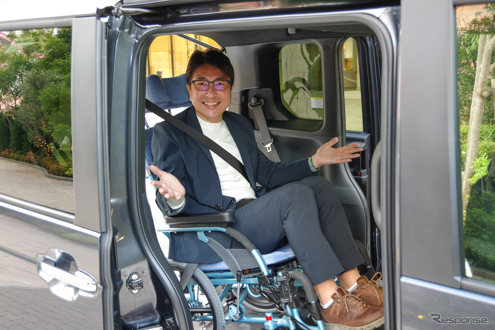 車いすでの乗り込みを体感する筆者の西村直人氏《写真撮影 宮崎壮人》