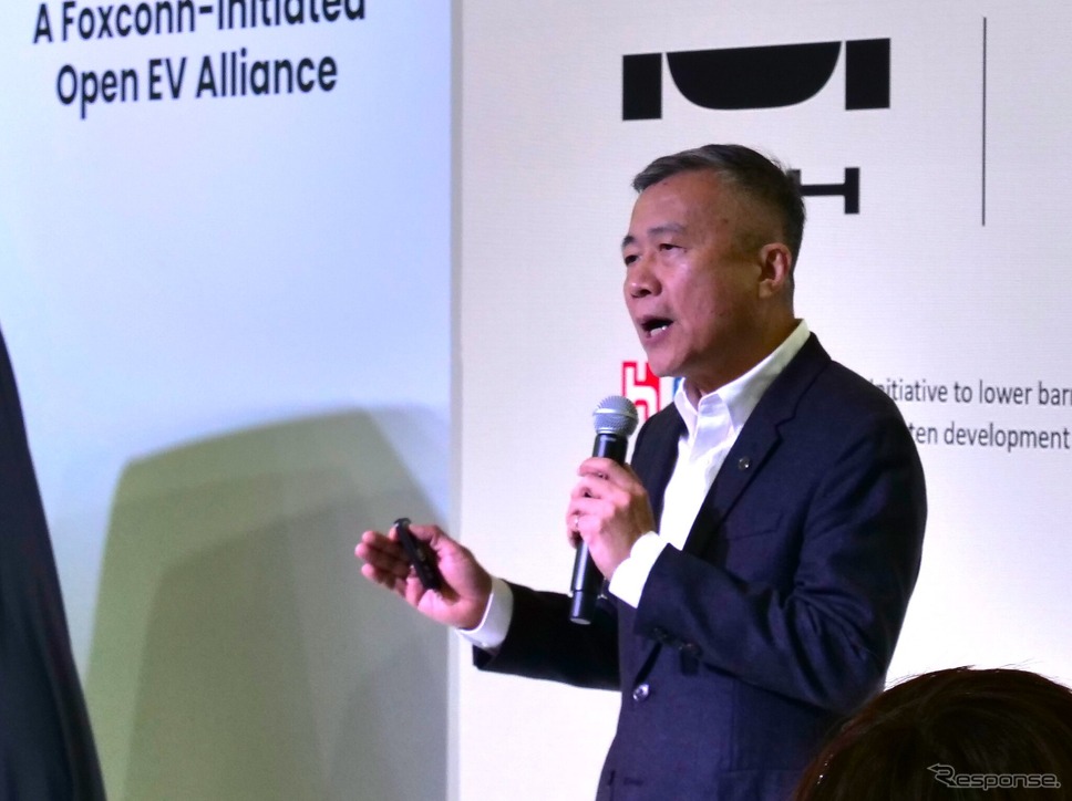 プレスカンファレンスに登壇するジャック・チェンCEO《写真撮影 佐藤耕一》