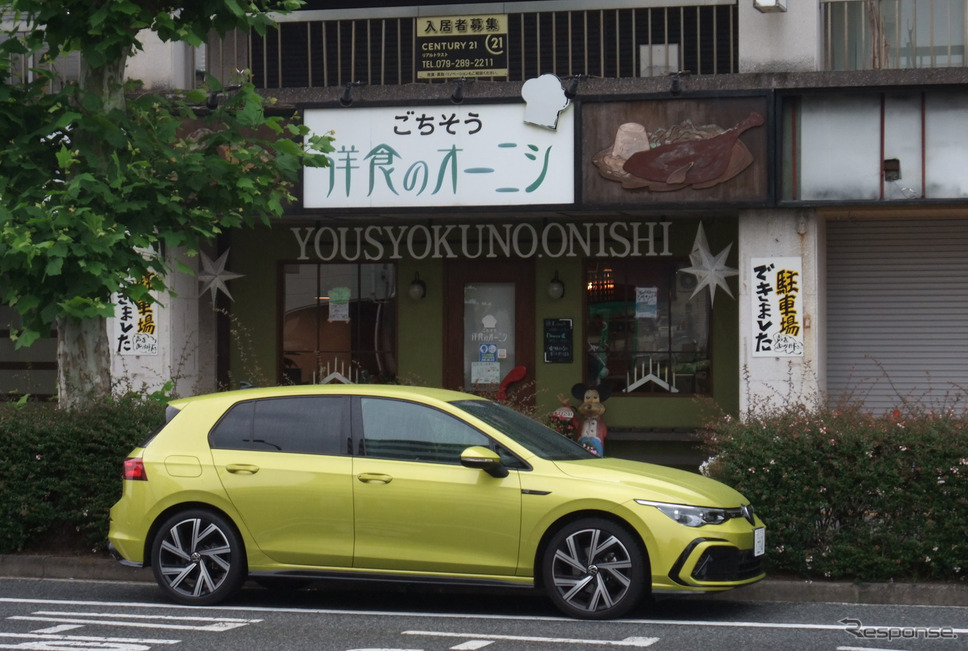 兵庫・姫路の街の洋食屋に寄り道。店の前は日本の都市部では珍しく駐車可。《写真撮影 井元康一郎》