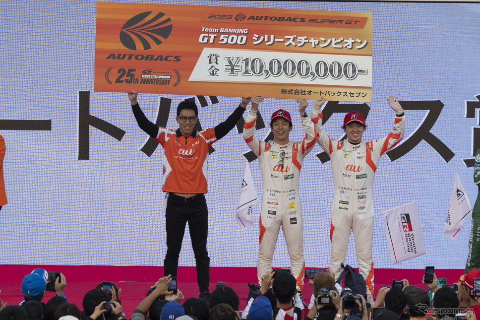 チャンピオンを獲得した坪井翔（中央）と宮田莉朋（右）、左は伊藤大輔チーム監督《撮影 益田和久》