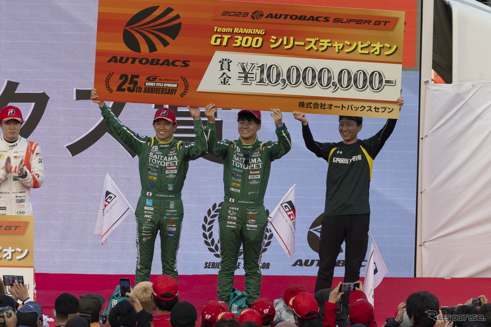GT300クラスチャンピオンの吉田広樹（左）と川合孝汰（中央）、右は青柳浩チーム監督《撮影 益田和久》