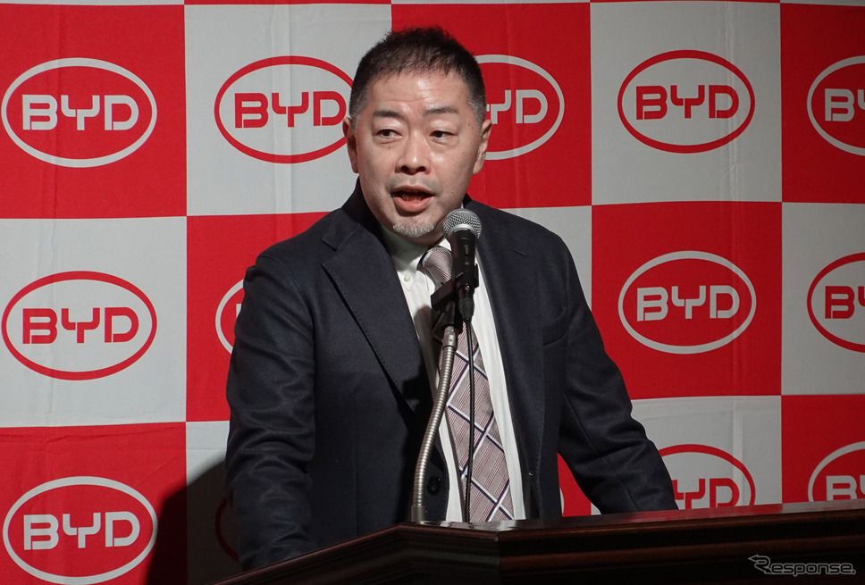 「J7」について解説するBYDジャパンの取締役副社長の花田晋作氏《写真撮影 会田肇》