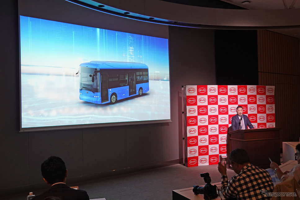 都内で開催されたBYDの中型電気バス「J7」の発表会《写真撮影 会田肇》