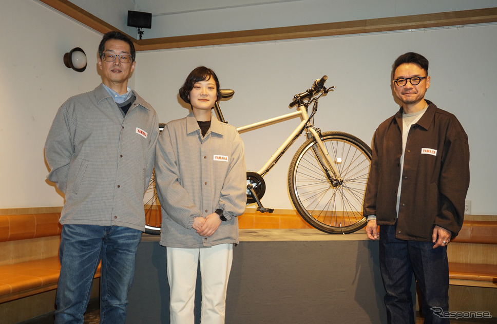 ヤマハ PAS CRAIGと商品企画の碓井紗和さん（中央）、デザイナーの北山亮平さん（右）《写真撮影 宮崎壮人》