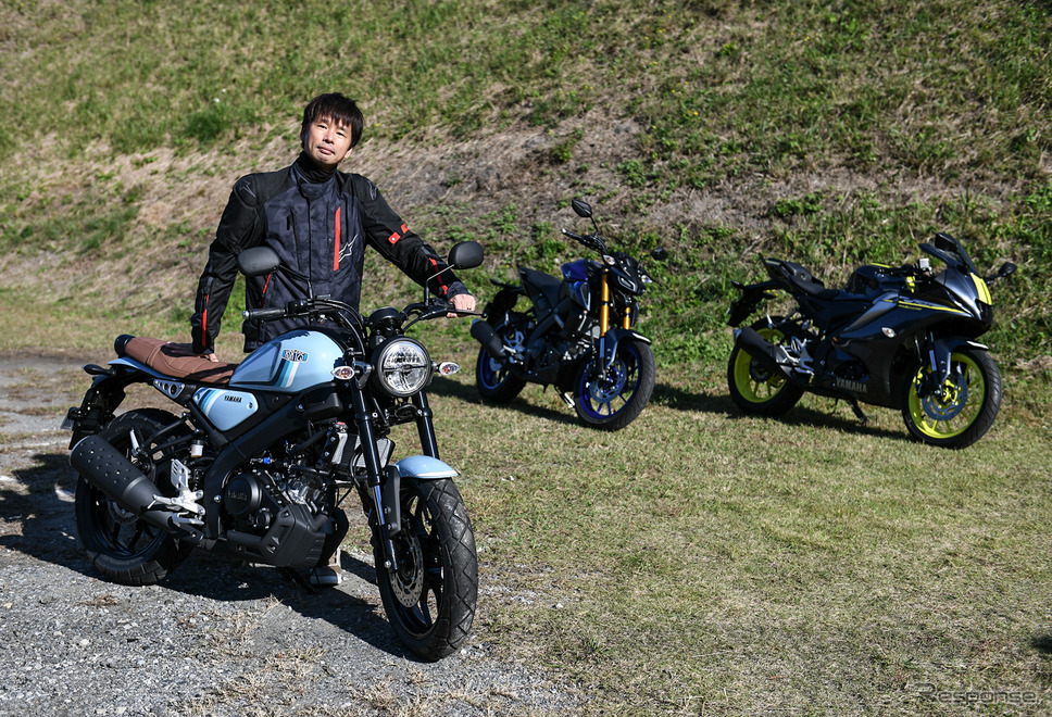 ヤマハの新型125ccシリーズと筆者の青木タカオ氏《写真撮影 中野英幸》
