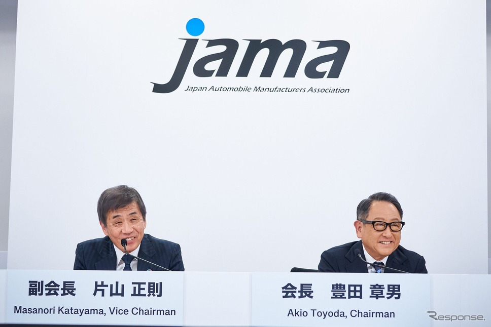 いすゞ自動車の片山正則会長（向かって左）とトヨタ自動車の豊田章男会長（11月22日、自工会記者会見）《写真提供 自工会》