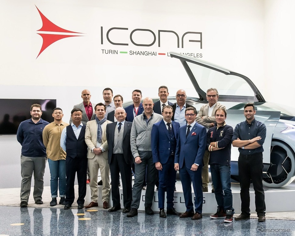 サミュエル・シュファート（前列左から4人目）、テレジオ・ジジ・ガウディオ（同左から5人目）、そしてスタッフ《photo by ICONA Design Group》