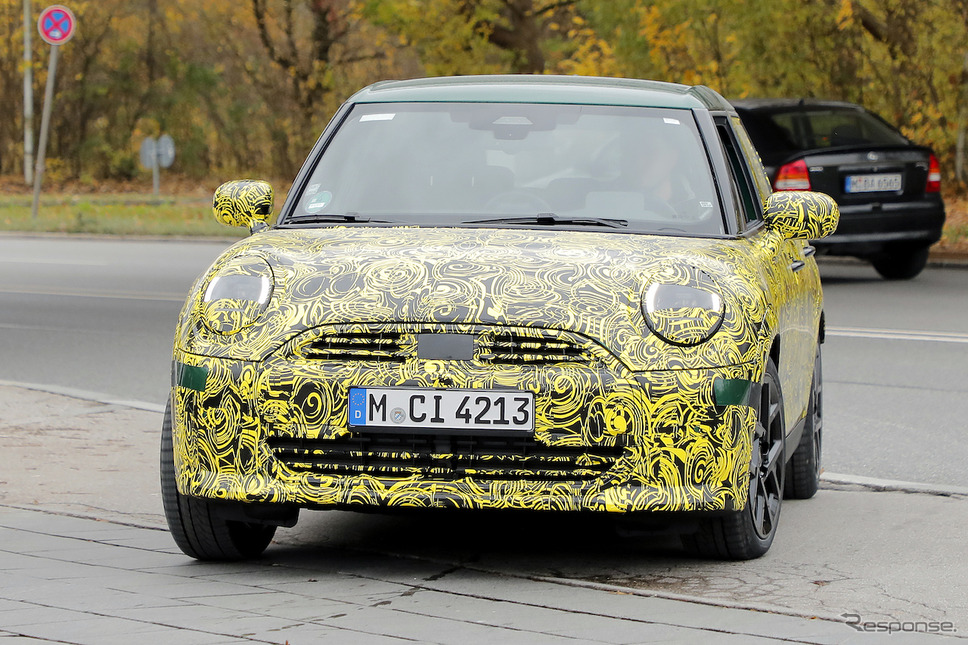 MINI 5ドアハッチバック ICEモデル 改良新型プロトタイプ(スクープ写真)《APOLLO NEWS SERVICE》