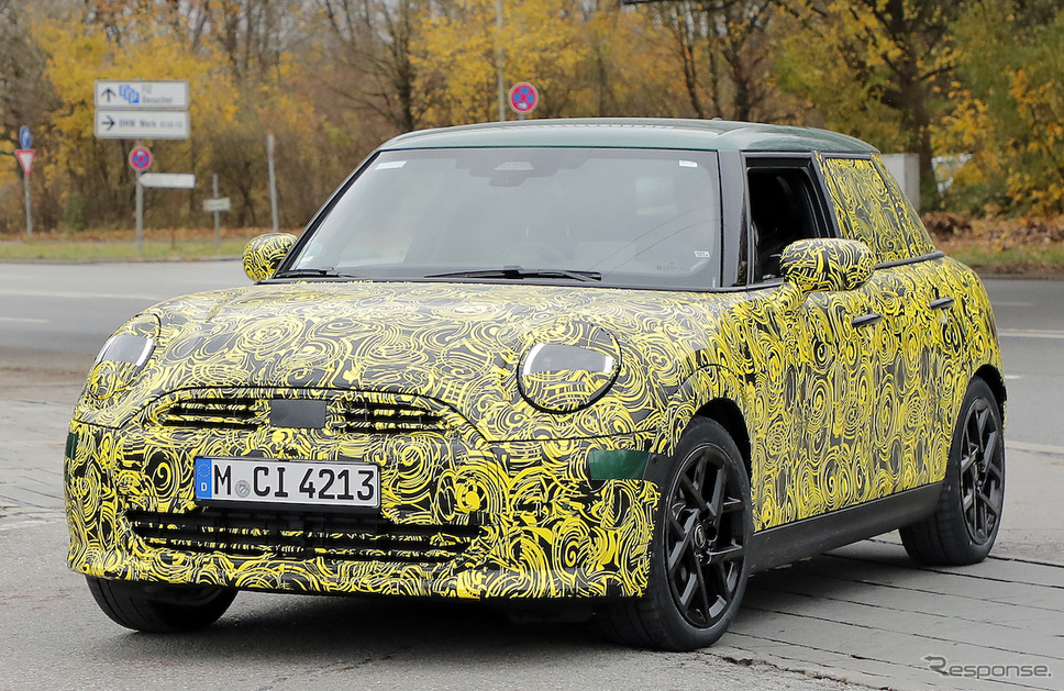 MINI 5ドアハッチバック ICEモデル 改良新型プロトタイプ(スクープ写真)《APOLLO NEWS SERVICE》