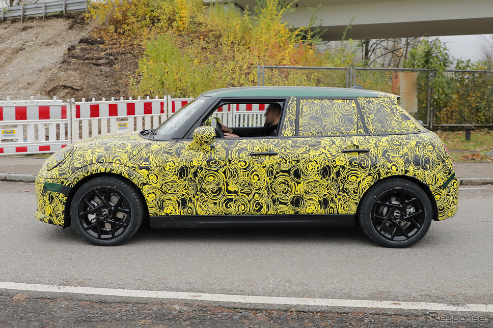 MINI 5ドアハッチバック ICEモデル 改良新型プロトタイプ(スクープ写真)《APOLLO NEWS SERVICE》