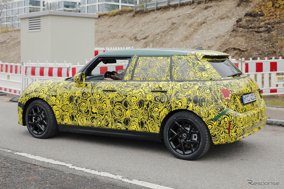 MINI 5ドアハッチバック ICEモデル 改良新型プロトタイプ(スクープ写真)《APOLLO NEWS SERVICE》