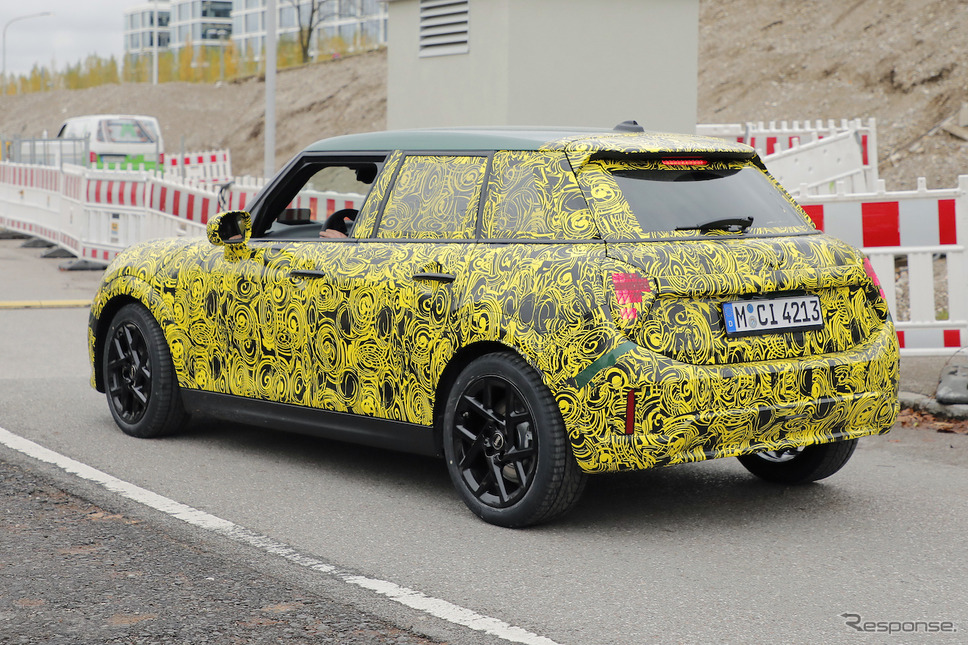 MINI 5ドアハッチバック ICEモデル 改良新型プロトタイプ(スクープ写真)《APOLLO NEWS SERVICE》