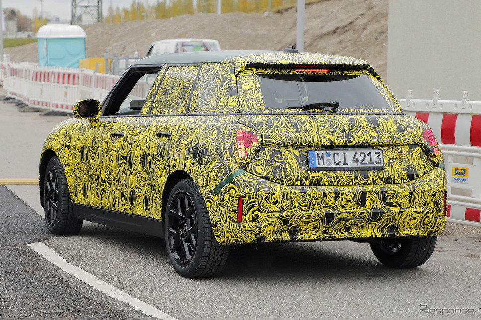 MINI 5ドアハッチバック ICEモデル 改良新型プロトタイプ(スクープ写真)《APOLLO NEWS SERVICE》
